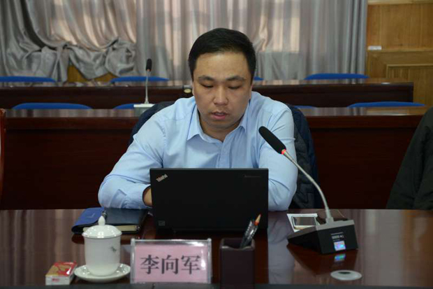(中国贸促会建材分会石材部副主任李向军汇报本届博览会组织筹备情况